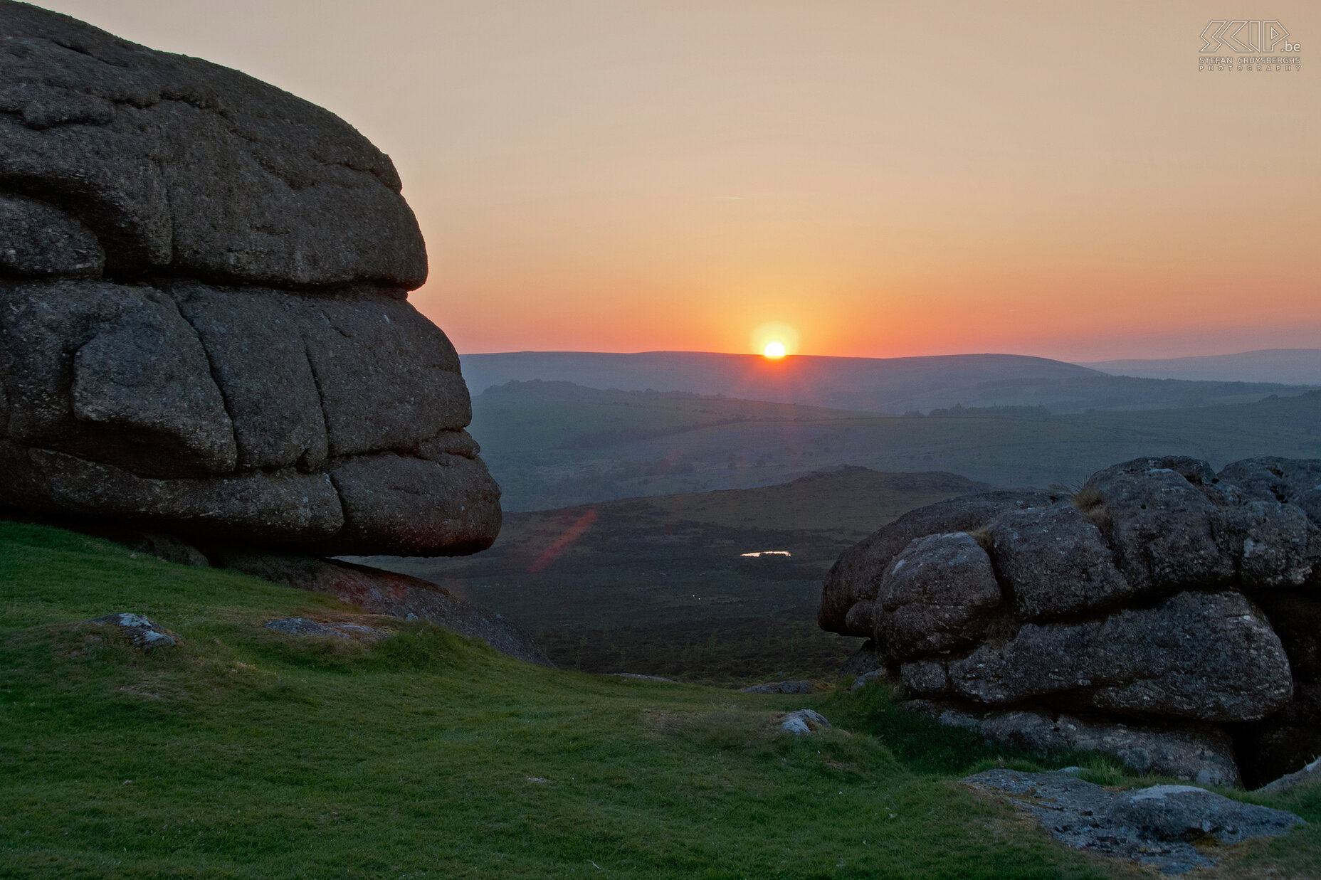 Dartmoor - Zonsondergang aan Haytor Rocks Zonsondergang aan de Haytor Rocks in Dartmoor NP. Dartmoor is een nationaal park in Devon en het wordt gekenmerkt door grote heidegebieden met veel granieten heuveltoppen, ook wel tors genoemd. Stefan Cruysberghs